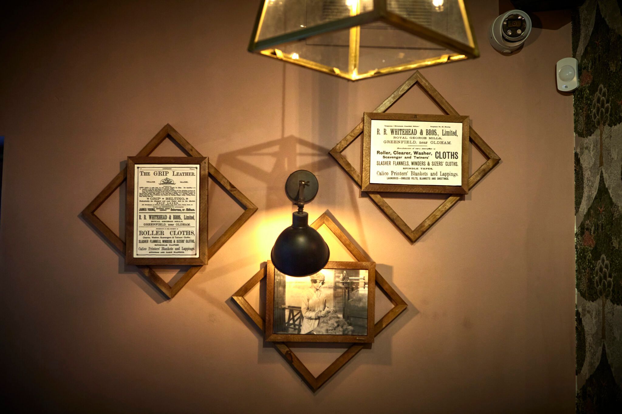 JW Lees Royal George interior wall photos
