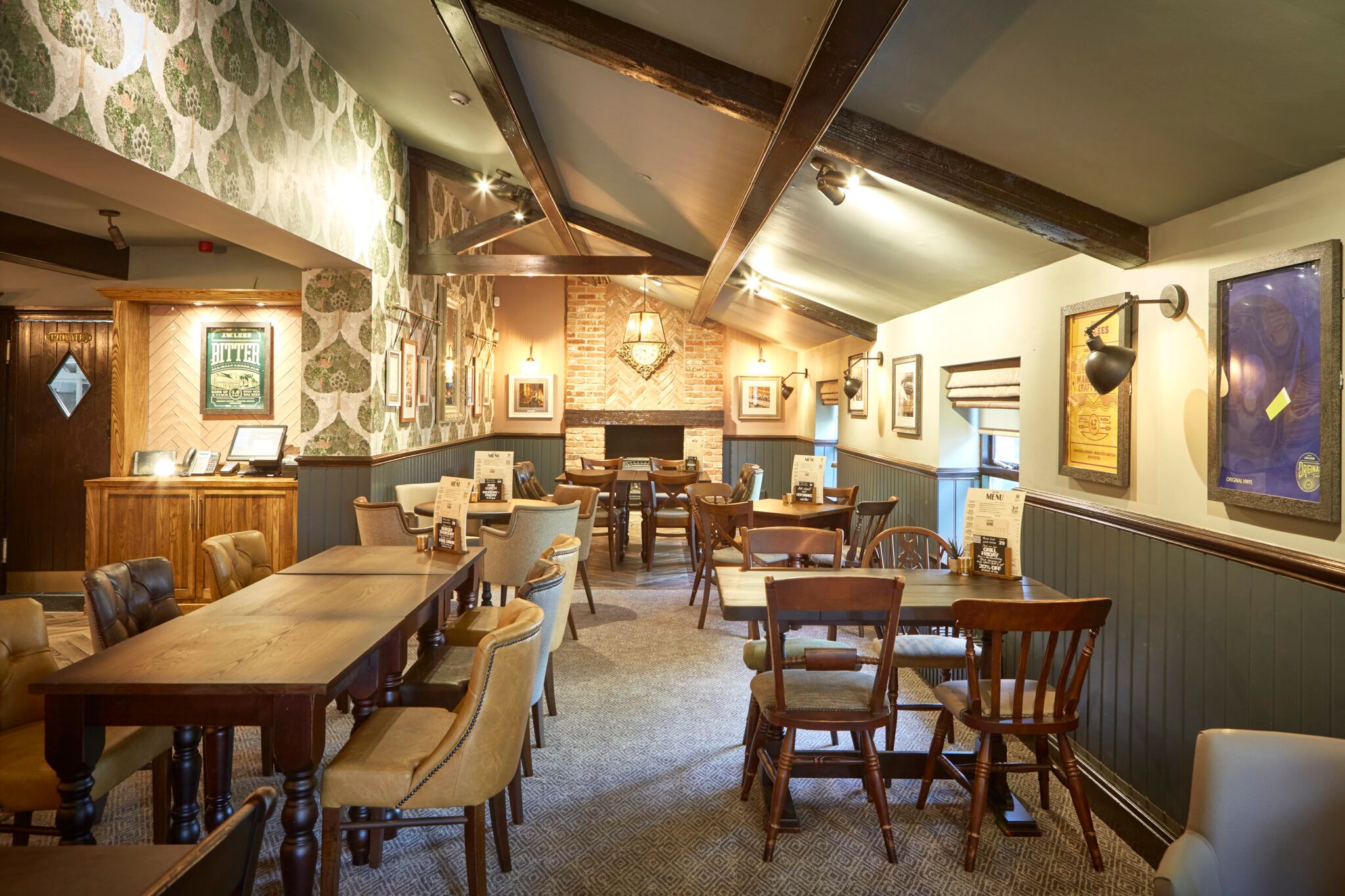 JW Lees Royal George interior