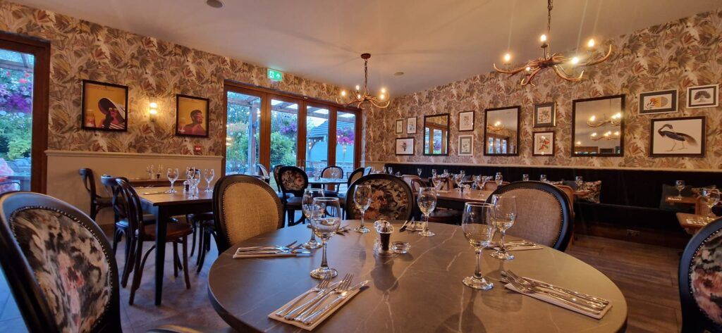 JW Lees The pointing Dog interior